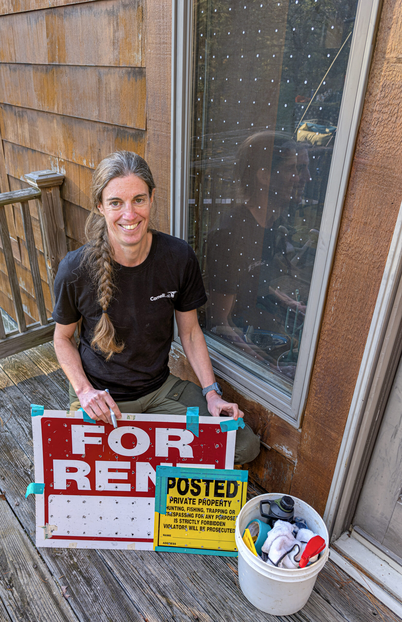 Mhairi com seus modelos, caneta de pintura e janela recém-tratada