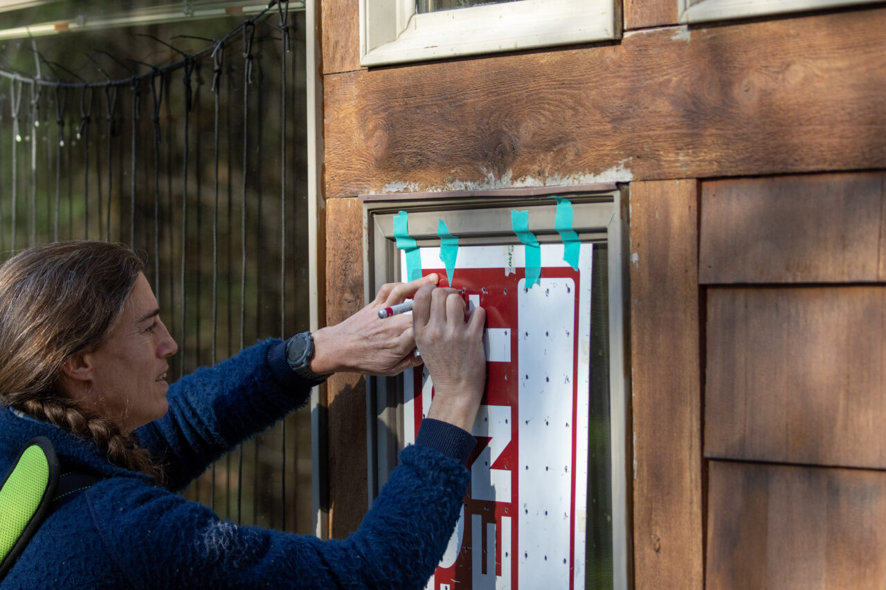 Mhairi aplicando pontos na janela usando o modelo e uma caneta