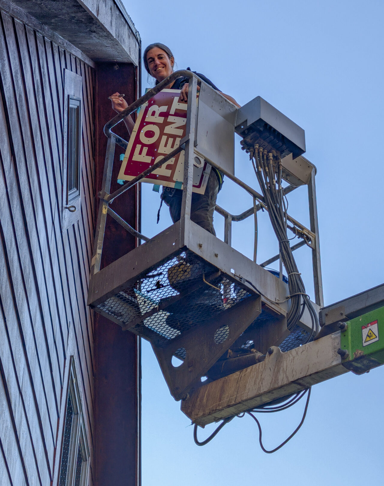 Mhairi em uma colhedora de cerejas acessando a janela mais alta de sua casa.